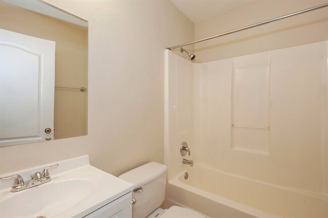 Building Photo - 1041 Park Hill Dr