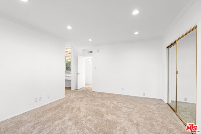 Building Photo - 222 7th St