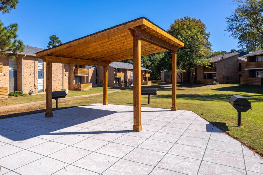 Outdoor Grilling Area - Scenic Pines Apartments