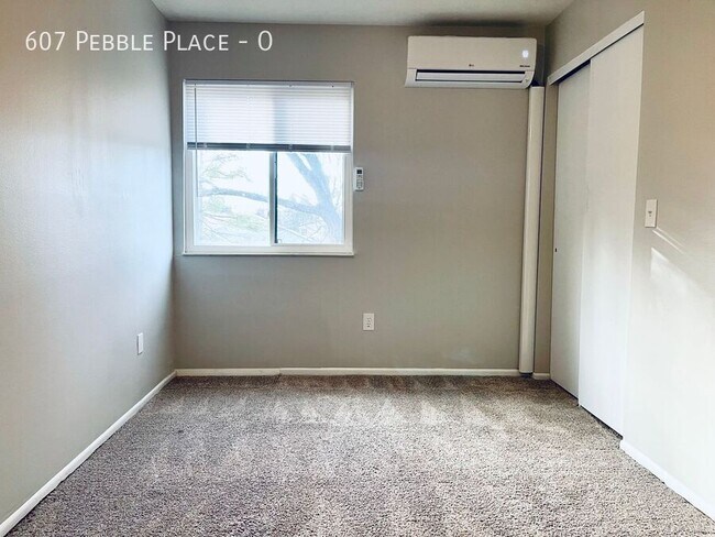 Building Photo - 607 Pebble Pl Dr