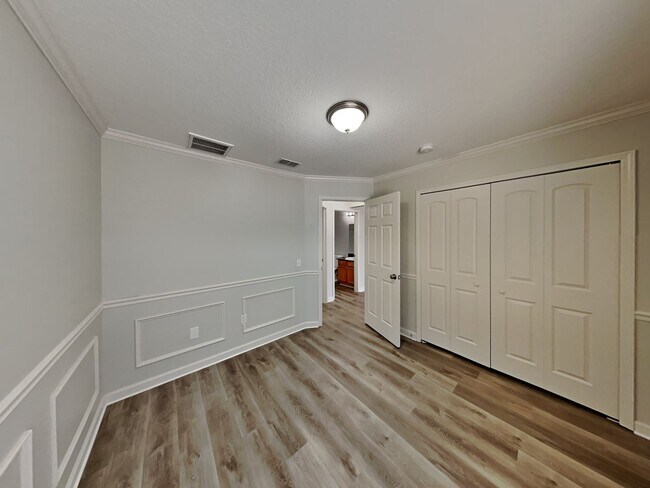 Building Photo - Charming 3-Bed, 2-Bath Home in Spring Hill with Garage Parking