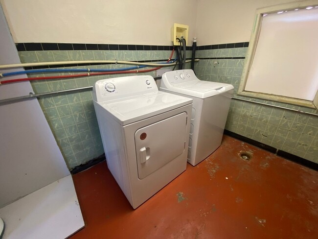 Building Photo - 2 Bed, 1 Bath House with Laundry Across fr...