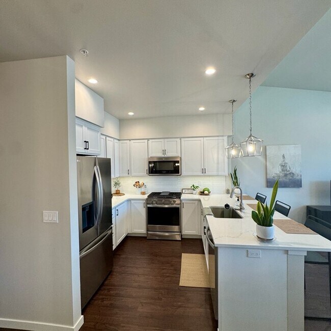Building Photo - Cute, modern 2 bed 2.5 bath condo for rent!