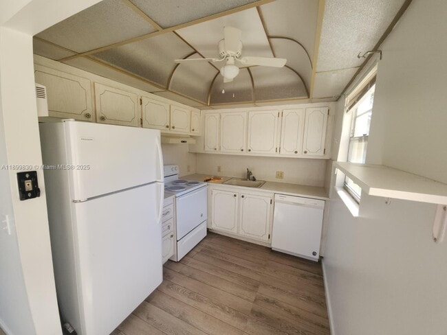 Building Photo - 564 Mansfield M