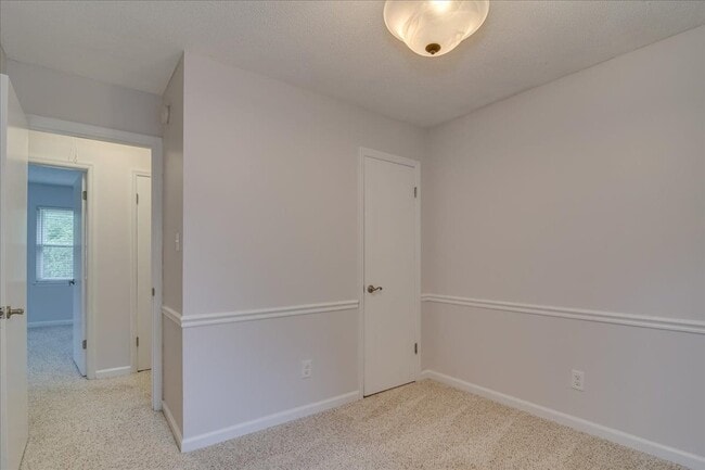 Building Photo - 303 Meadowlake Dr