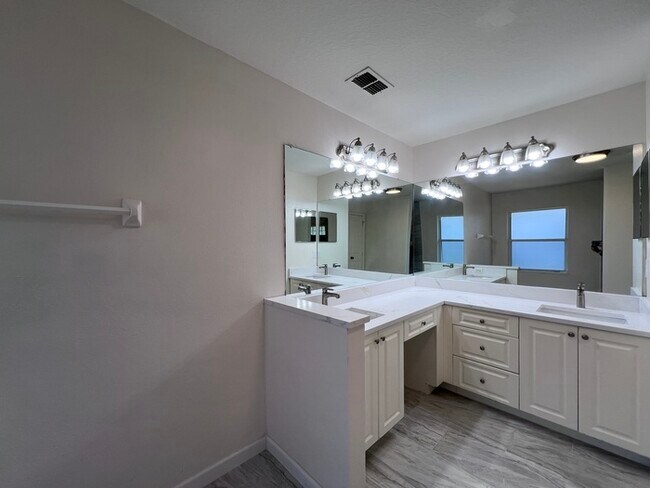 Building Photo - PRICE REDUCED FOR A QUICK MOVE IN!!  Beaut...