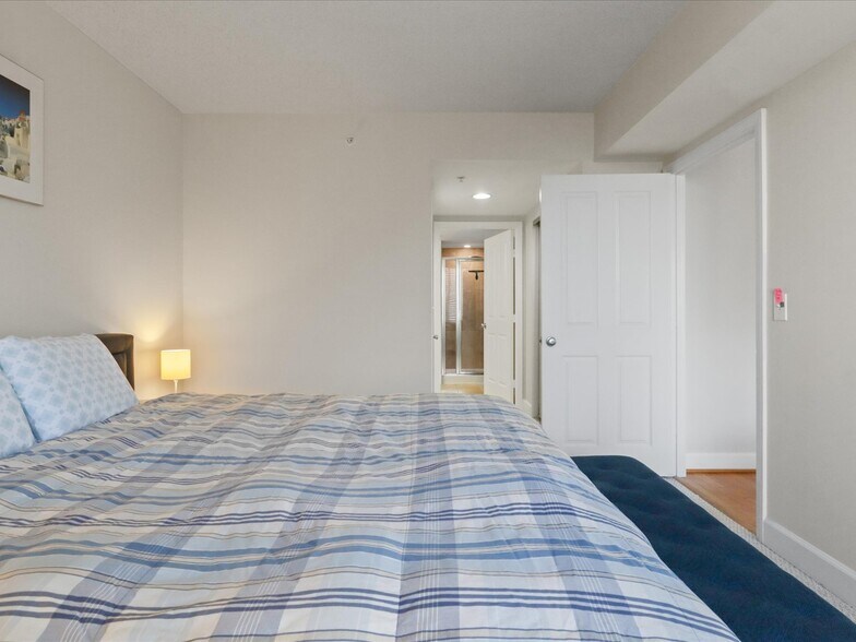 Building Photo - 1220 N Fillmore St