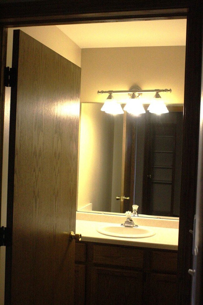 Building Photo - 376-376 Thomas Dr