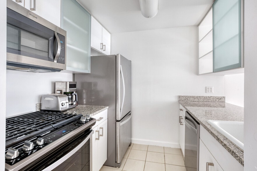 Building Photo - 500 W 56th St