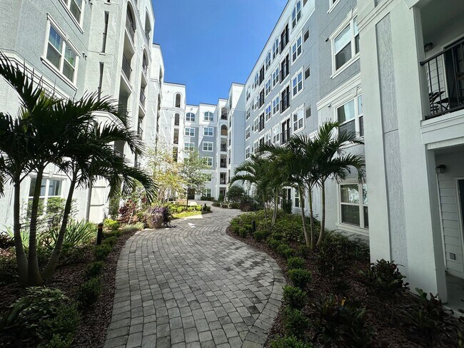 Building Photo - Chic 1-Bed, 1-Bath Apartment in the Heart ...