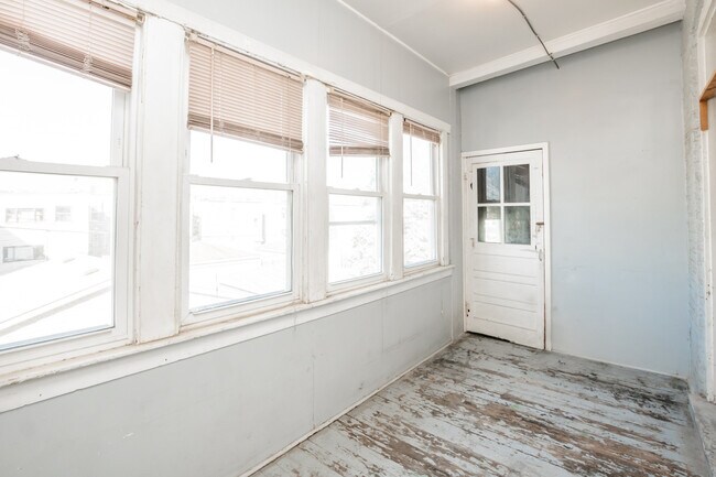 Building Photo - 2136 N Avers Ave