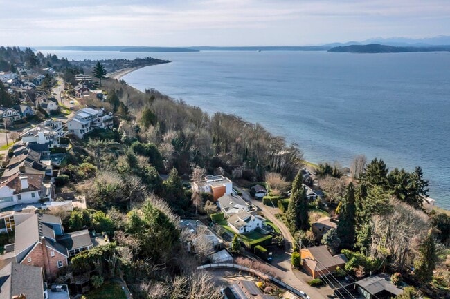 Building Photo - Stunning Sound & Olympic Mountain View Home in North Admiral