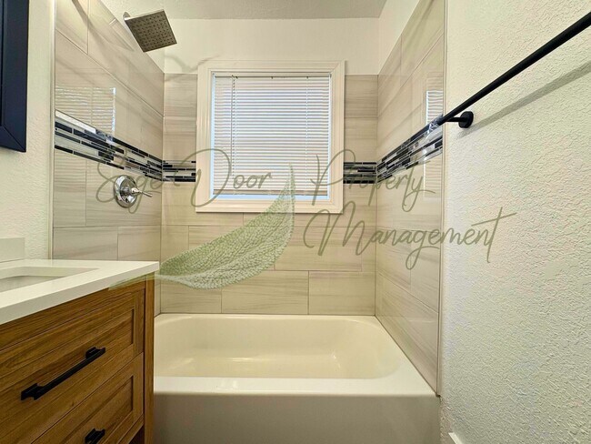 Building Photo - 5 BEDROOM IN INDEPENDENCE!!!