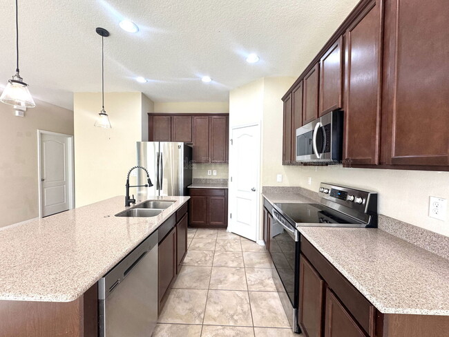 Building Photo - 215 Lakeshore Dr