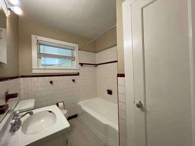 Building Photo - 1918 E Main St