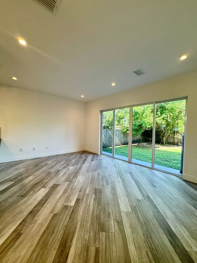 Building Photo - 2882 SW 37th Ct