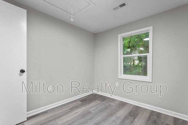 Building Photo - 602 Ross Rd