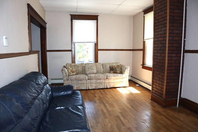Building Photo - 430 S 6th St