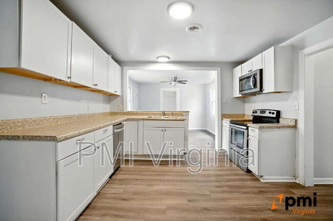 Building Photo - 2727 Jamestown Ave
