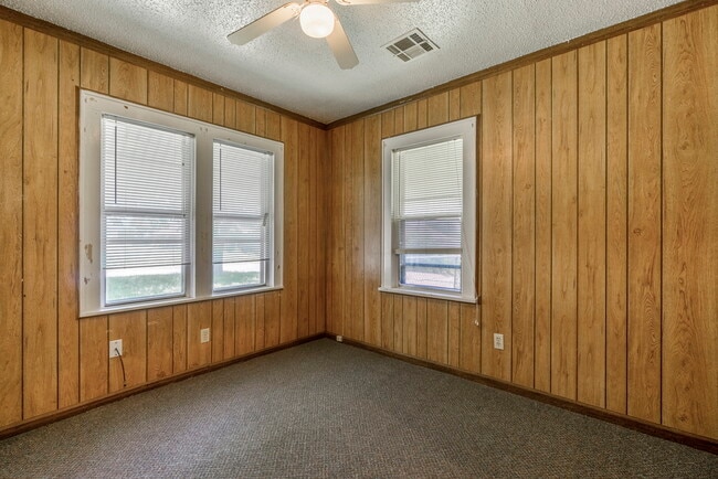 Building Photo - 220 NE 3rd St