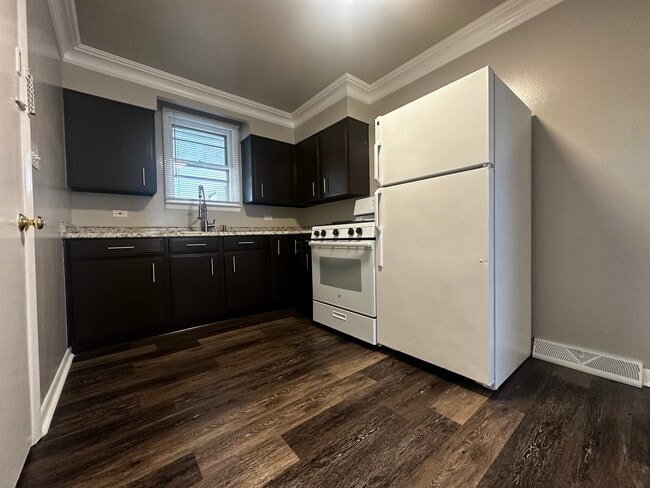 4 E Van Buren St #2 Kitchen - 4 E Van Buren