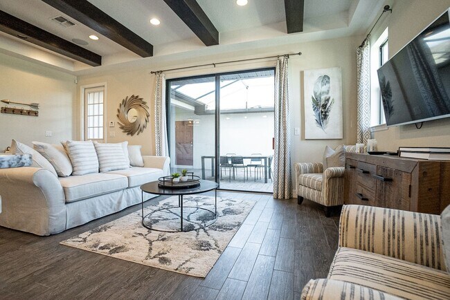 Building Photo - 3/2.5 Beautiful Model Townhome with Screened Courtyard & 2 Car Garage