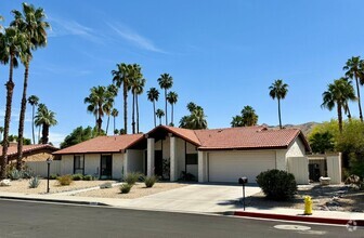 Building Photo - Spacious Pool Home In the Desired Los Comp...