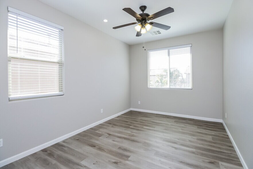 Building Photo - 545 E Navajo Trail