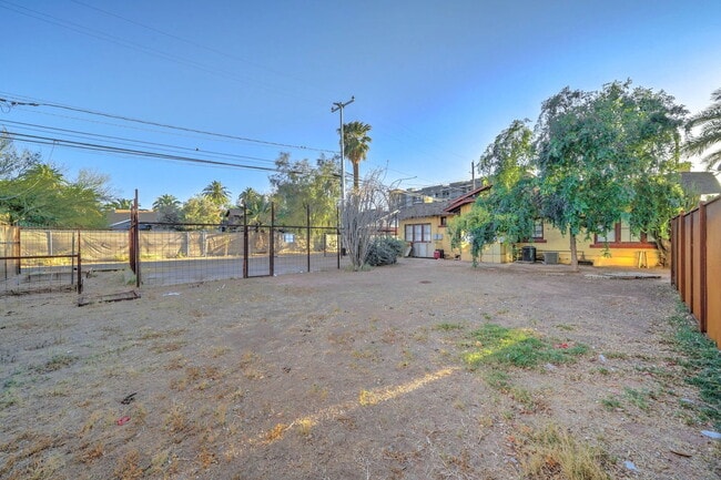 Building Photo - 1121 N 5th St