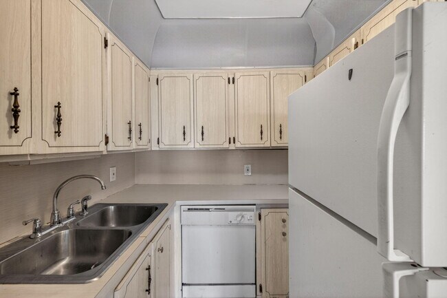 Building Photo - 841 SW 18th Ct
