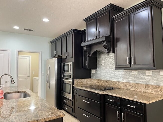 Building Photo - Well Appointed 4/3  Dreamfinders Home