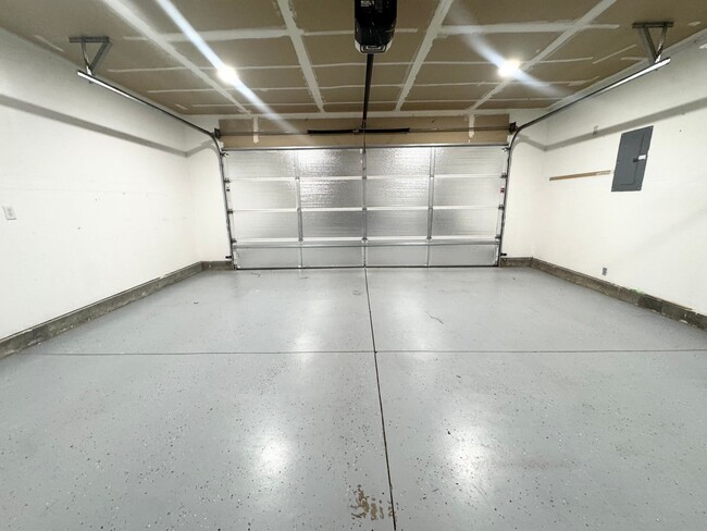 Building Photo - Modern and Updated 3bd/2b Home for Rent in...