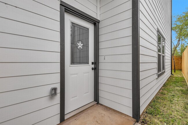 Building Photo - 6918A Dumble St