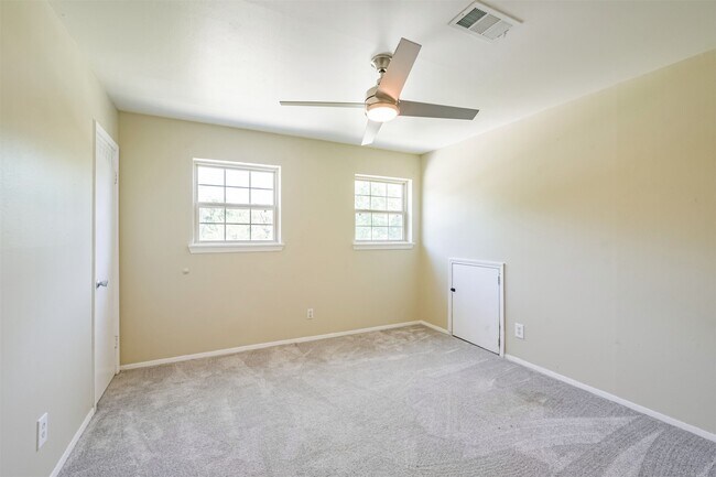 Building Photo - 201 Meadowlawn St