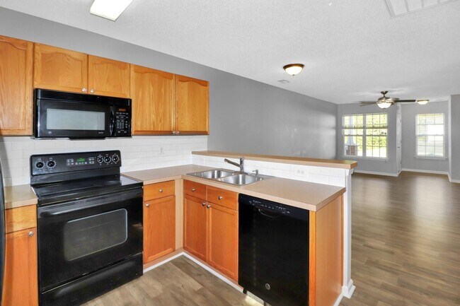 Building Photo - Light and bright 3 bedroom 2 bath townhome...