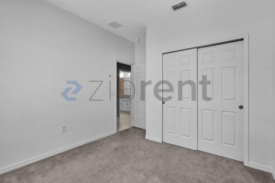 Building Photo - Unit