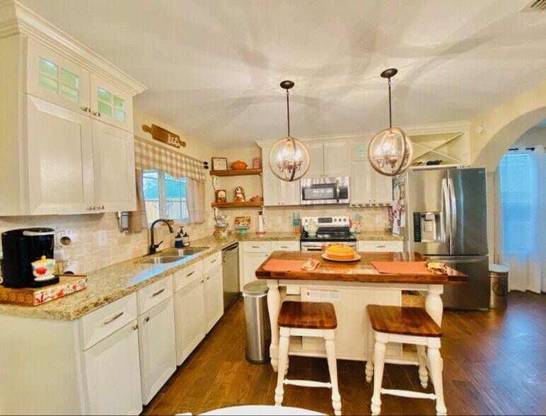 Building Photo - 212 Lipan Dr