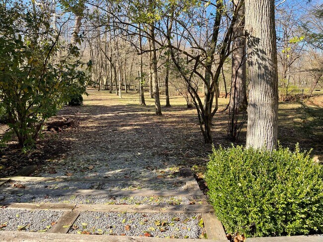 Building Photo - Glenview Hills HUGE 3 Bedroom 2.5 Bath Hom...