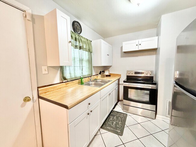 Building Photo - Home near downtown Savannah, Ga!! large fenced in backyard!!