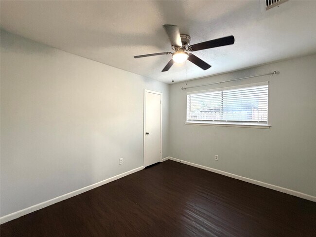 Building Photo - 1806 Airline Dr