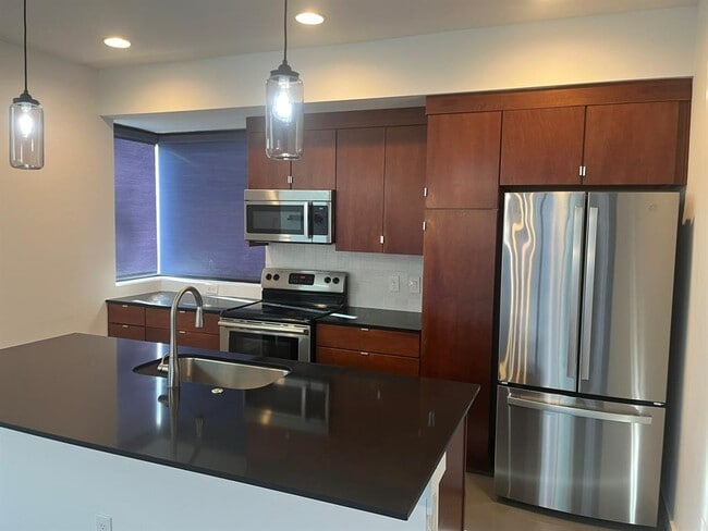 Building Photo - 1105 Altum St