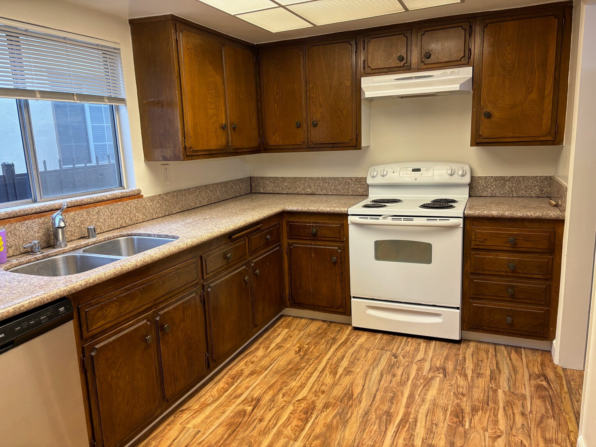 Building Photo - 1118 S Oakhurst Dr