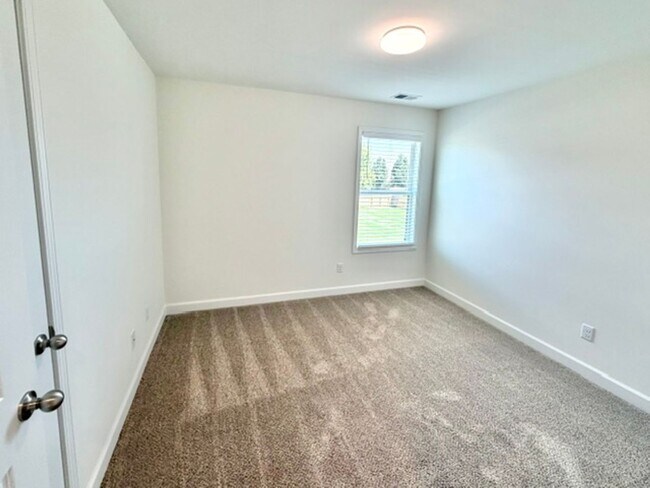 Building Photo - 135 Summer Rose Ln