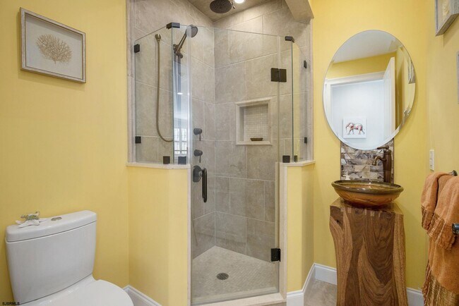 Building Photo - 7611 Ventnor Ave