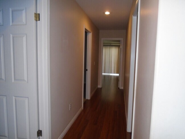 Building Photo - 10314 Iroquois Ln