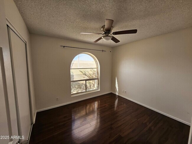 Building Photo - 513 N Apache Dr