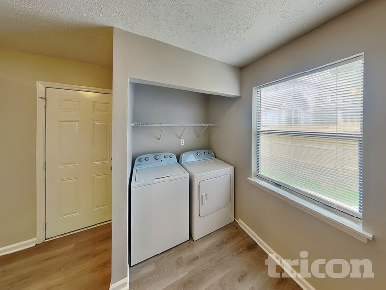 Building Photo - 6631 Flat Rock Dr