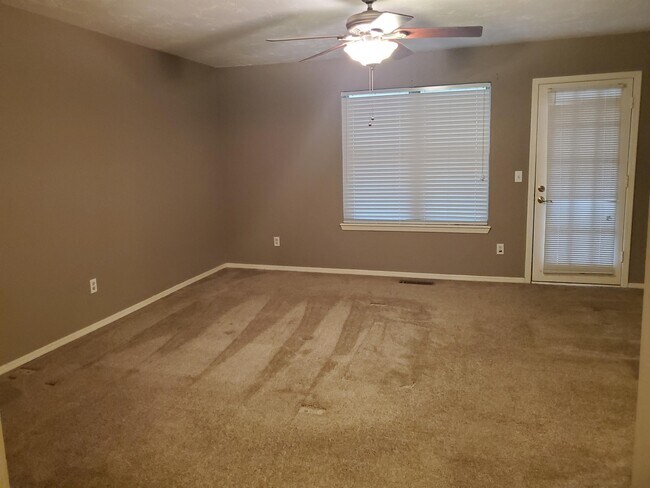 Building Photo - 912 E 10th St