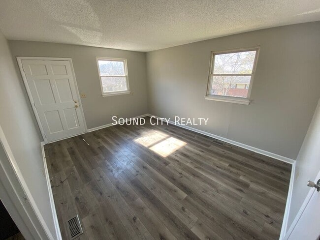 Building Photo - 923-B Oak Vale Dr-