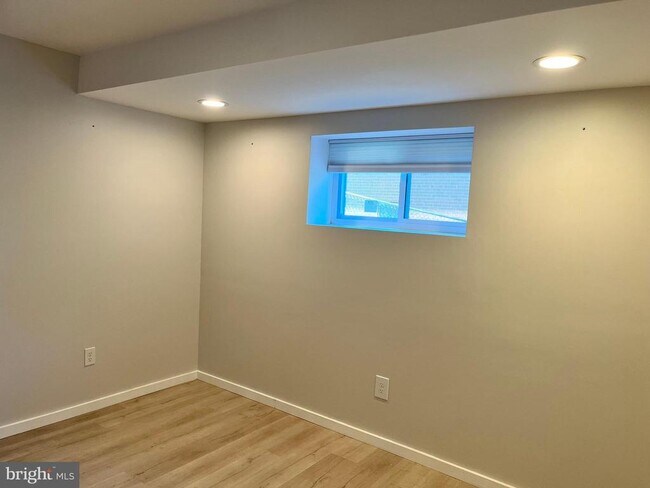 Building Photo - 10710 Jamaica Dr